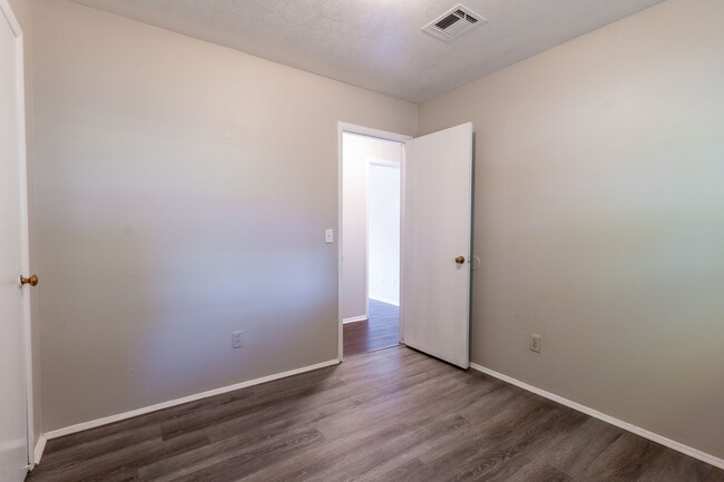 Building Photo - Midwest City Rent to Own!
