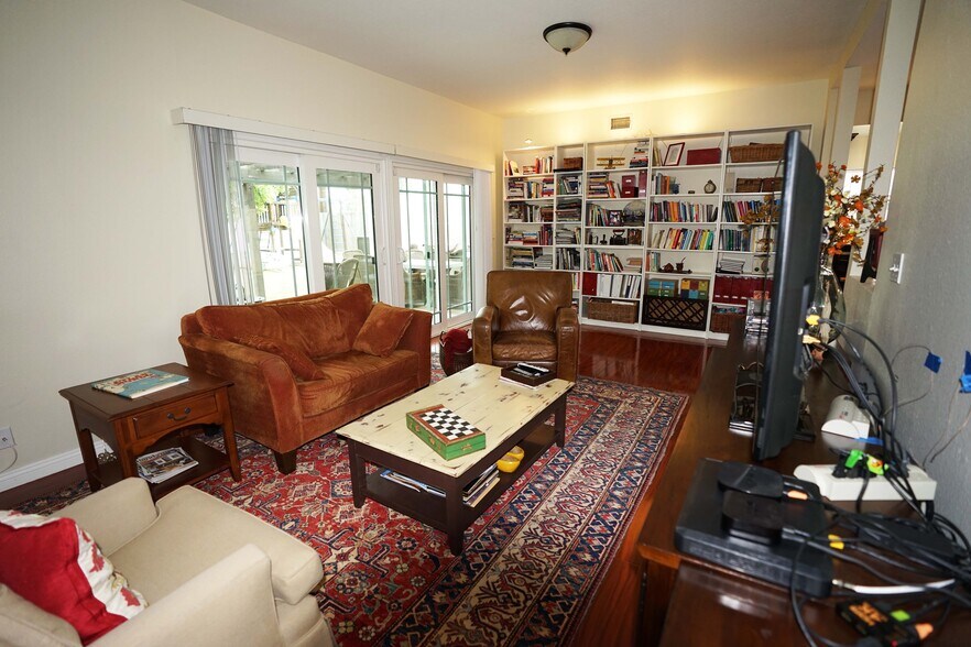 Family Rm - 1206 Valencia Way