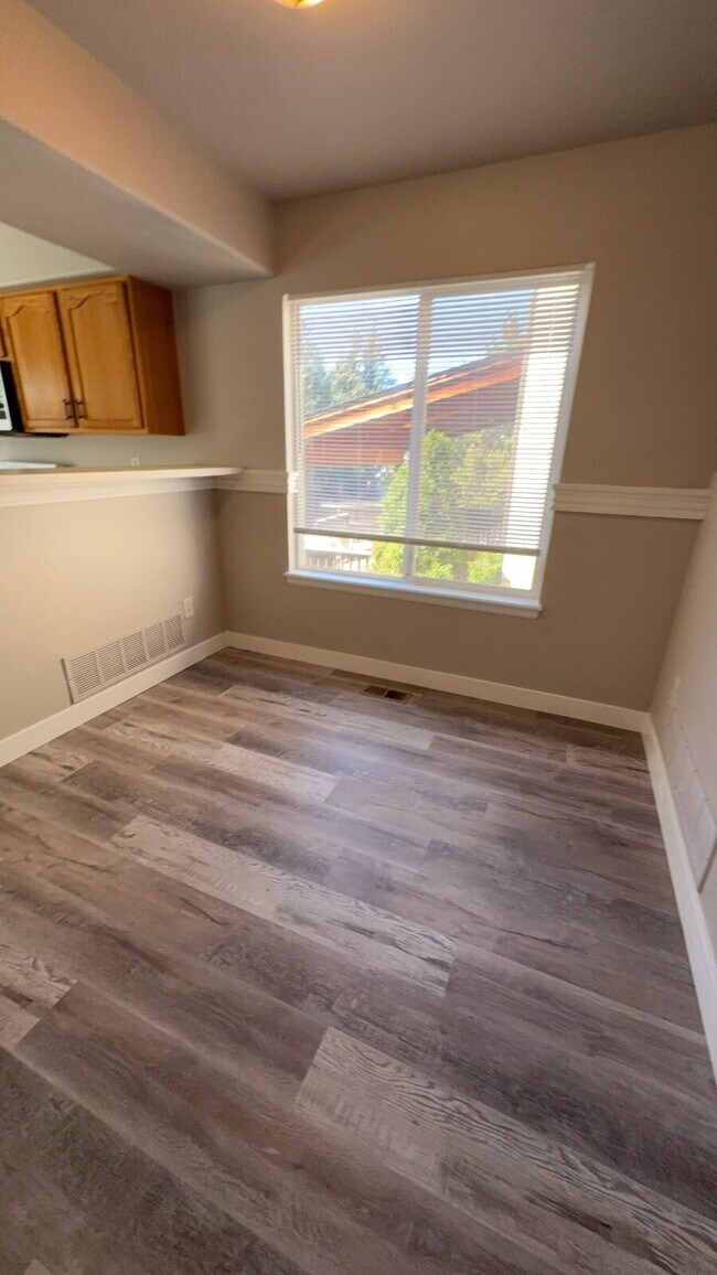 Building Photo - 4 bedroom - Montero
