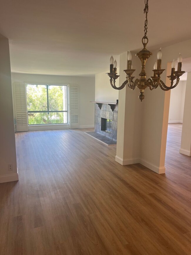 Building Photo - Huge 2 bed 2 bath condo.  2 balconies peek a boo ocean views