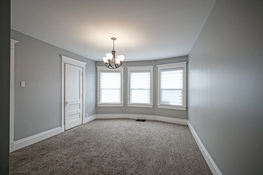 Extra large dining room - 17 N Randolph St