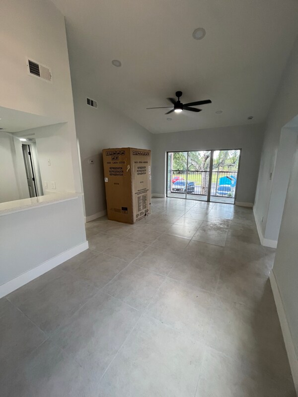 Building Photo - 2542 Lakeway Branch Dr