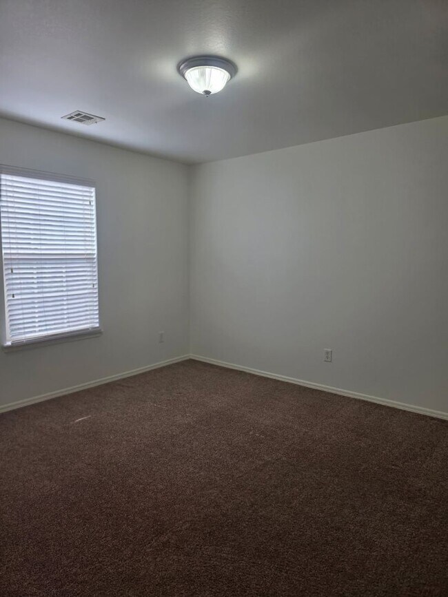 Building Photo - Come make this lovely 4 bedroom 2 bath, 2+...
