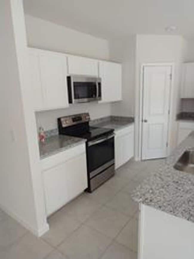 Building Photo - 4 Bedroom 2 Bathroom, Community pool