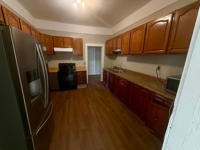 Building Photo - Classic 3/2 Farmhouse Charm with Modern Comfort & Room to Breathe