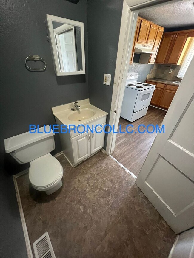 Building Photo - Cozy 1 bedroom house with a lot to offer