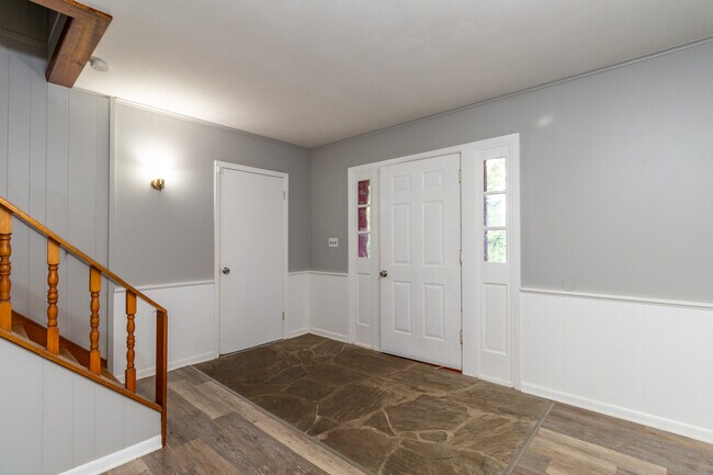 Building Photo - 630 Colonial Dr