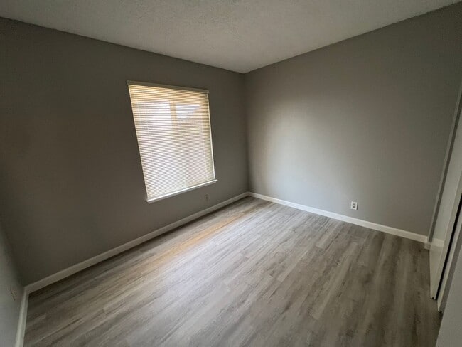 Building Photo - Newly Updated 4/2 Home! Remodeled Bathroom...
