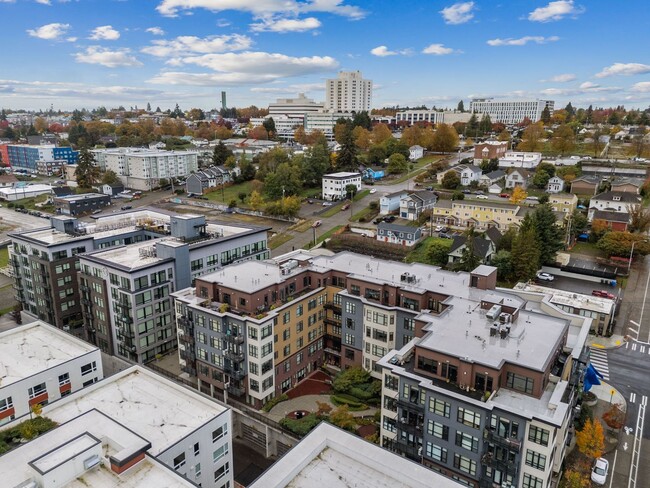 Building Photo - Expansive View Penthouse!