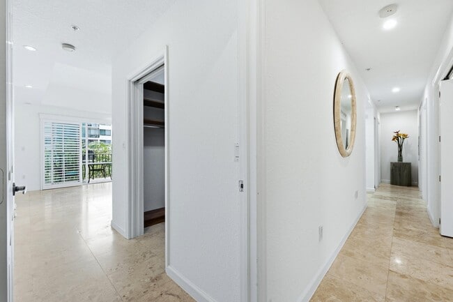Building Photo - 1640 Presidential Way