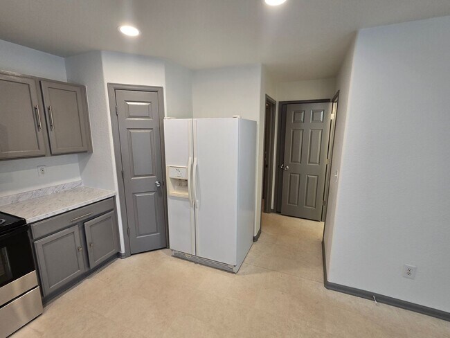 Building Photo - Spacious and Bright 4 Bedroom Home with Garage and Basement Now Available!