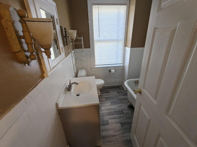 Building Photo - 838 Hemlock Way
