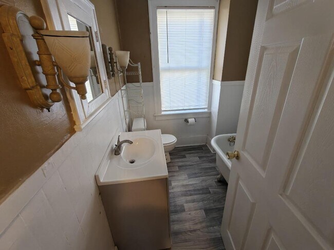 Building Photo - 838 Hemlock Way
