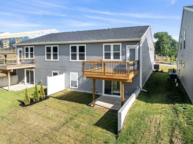 Building Photo - Short Term New Construction Townhouse for rent! Rental tell the end of May