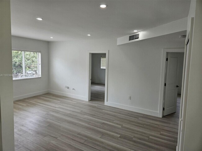 Building Photo - 95 Edgewater Dr