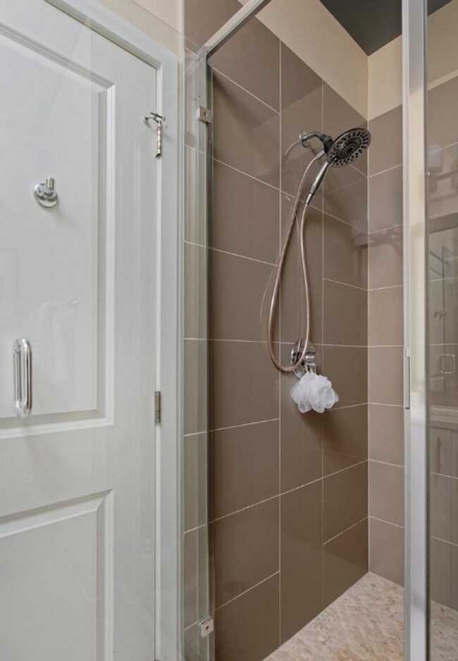 Building Photo - Modern 2 Bedroom, 2.5 Bath Townhome in Cit...