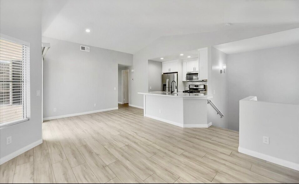 Building Photo - 400 Sanibelle Cir