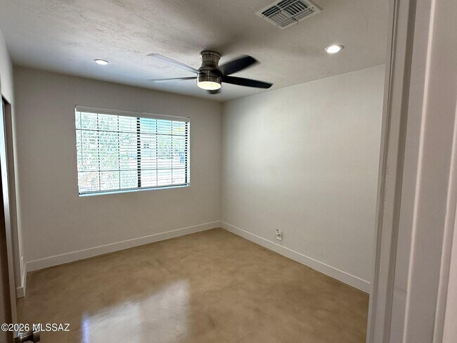 Building Photo - 426 S Stratford Dr