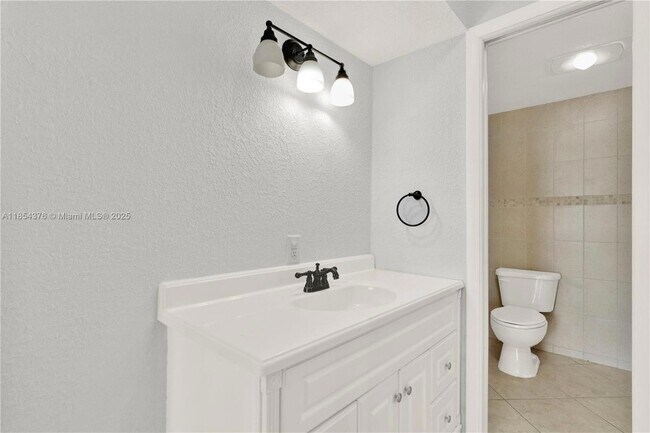 Building Photo - 1335 W 68th St