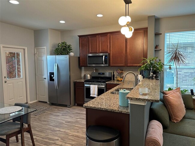 Building Photo - 302 Eves Necklace Dr.