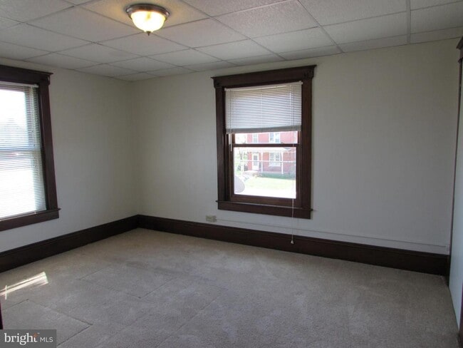 Building Photo - 33 N Kinzer Rd