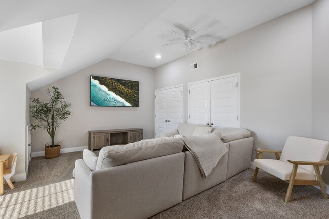 Building Photo - 5 Bedroom Pet Friendly Home For Rent!