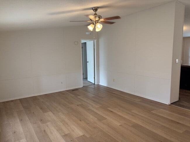 Building Photo - Trailer house; 3 bed 2 bath