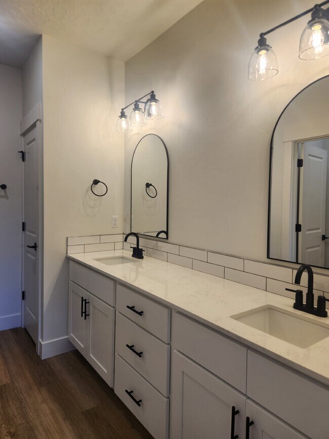 Building Photo - "Modern Comfort Awaits: Spacious and NEW 3-Bed Townhouse Available June 1st!