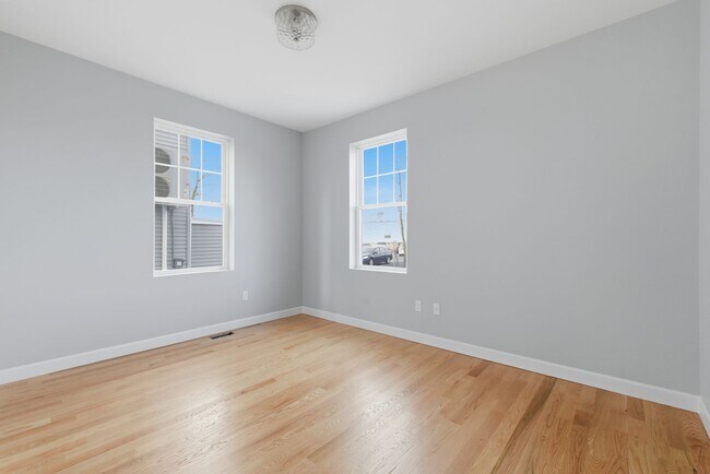 Building Photo - 19 Simon St