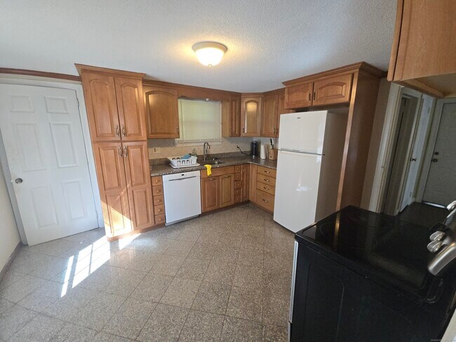 Building Photo - 47 Skitchewaug St