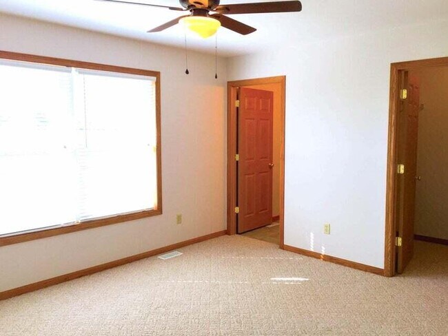 Building Photo - 105 Prairie Dr