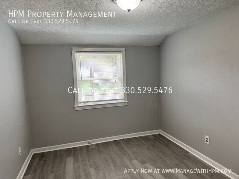 Building Photo - 701 Rainbow Dr