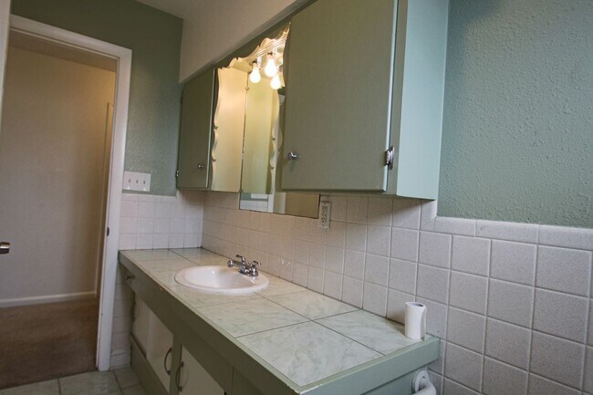 Building Photo - 2565 Willow Ln