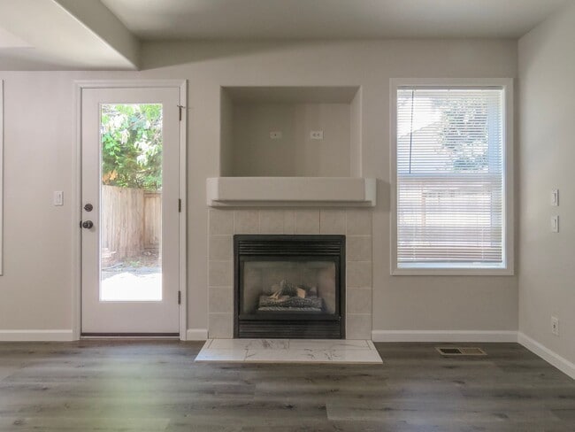 Building Photo - Updated Interior ! Spacious 2 Bedroom 2.5 ...