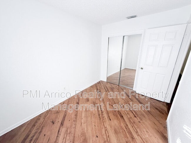 Building Photo - 222 Lakeview Dr