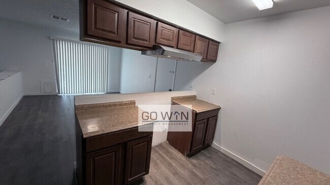 Building Photo - 4 Bed/ 2 Bath - House W/ Large Backyard