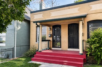 Building Photo - Cozy 1-Bedroom Townhouse Retreat with Granite Touches & Hardwood Elegance in Denver!
