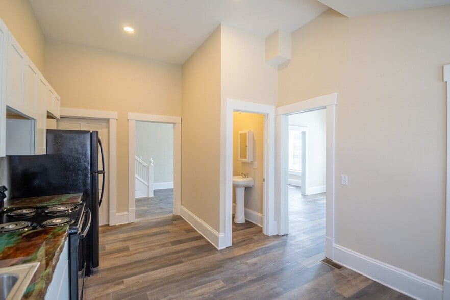 Building Photo - 37735 Vine St