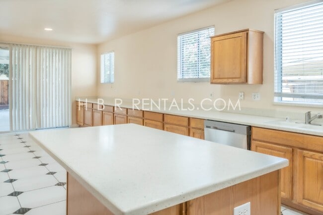 Building Photo - Charming 4 Bed, 2.5 Bath Home in Manteca, ...