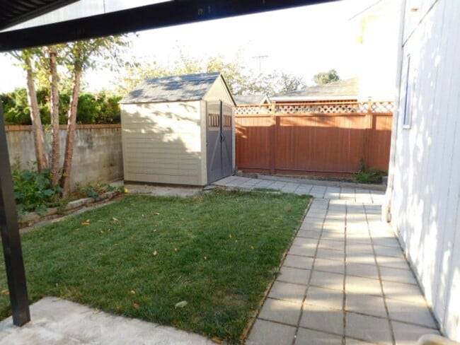 Building Photo - 3Bd/2.5Ba Two-story house- Available to View!