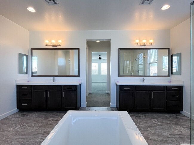 Building Photo - Exquisite Luxury Rental in Prestigious Gated Tule Springs Community