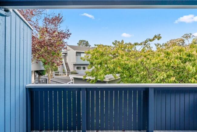 Building Photo - Top Floor 1Bd/1Ba Condo Community with Ten...