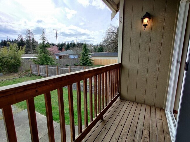 Building Photo - Tumwater Hill Town Home
