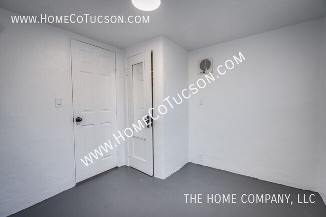 Building Photo - 940 E Florita St