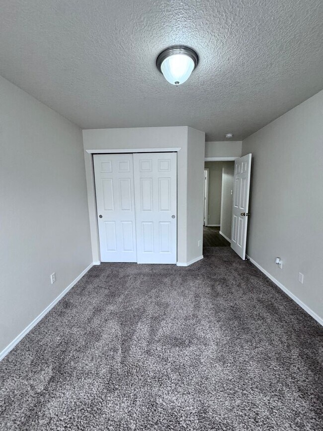 Building Photo - MOVE IN SPECIAL! Great 3 bed, 2 bath, 1575 sq ft home in Huning Ranch!
