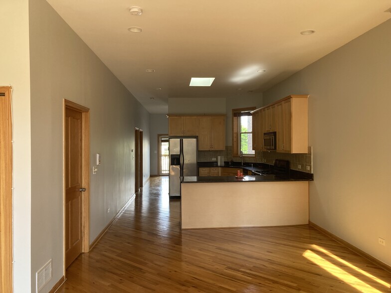 Building Photo - 4839 S Forrestville Ave