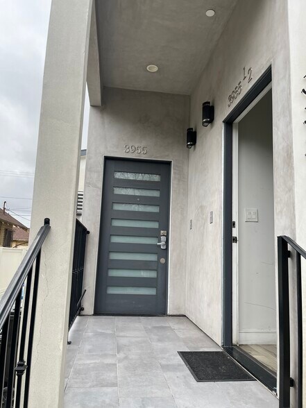 Building Photo - 3955 S Budlong Ave