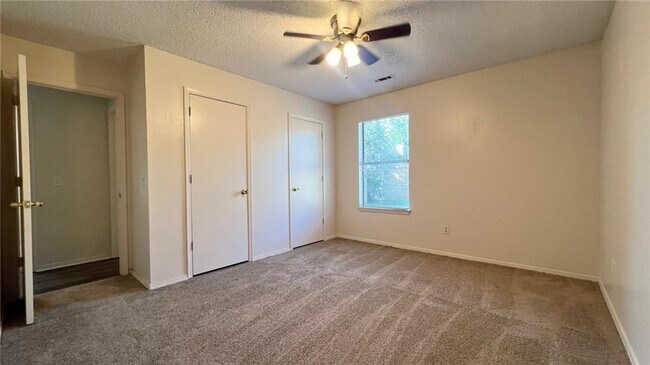 Building Photo - 10 Brookhaven Ct