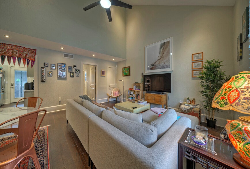 LIVING ROOM - 3805 southridge dr