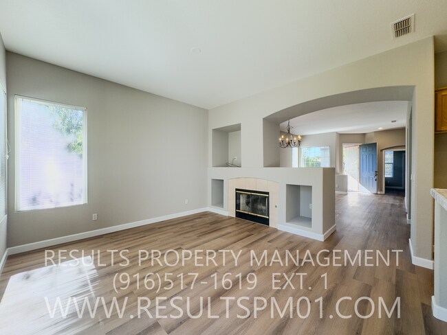 Building Photo - Lovely 4 bedroom Roseville home Olympus po...